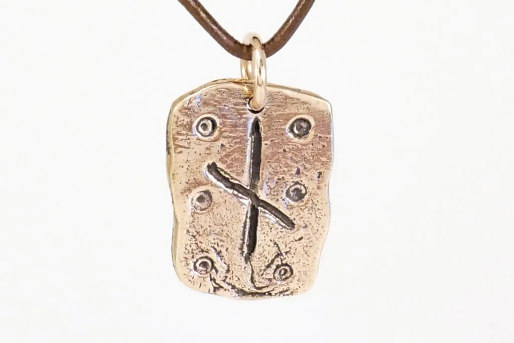 Photo libre de droit de Pendentifs En Bronze Avec Runes Origine